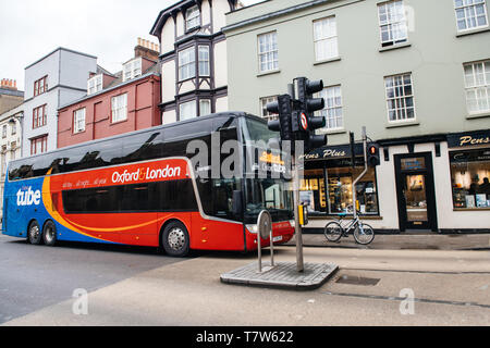 Oxford, Großbritannien - Mar 3, 2017: Oxford tube Alle tag Oxford nach London reisen, Bus schnell fahren auf Hohe Straße vor der Stifte und Schreibgeräte store Stockfoto