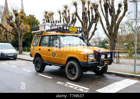 Straßburg, Frankreich - Dec 27, 2017: Seitenansicht des neuen Jahrgangs gelb Land Rover Defender Camel Trophy mit Gepäck auf dem Dach in Central City Straße geparkt Stockfoto