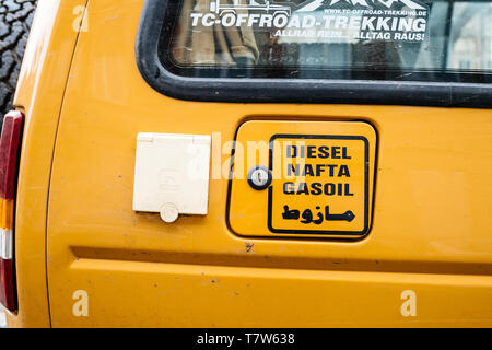 Straßburg, Frankreich - Dec 27, 2017: Neue Vintage gelb Land Rover Defender Camel Trophy mit Diesel, Nafta Gasöl und arabische Schrift auf den Gastank Stockfoto