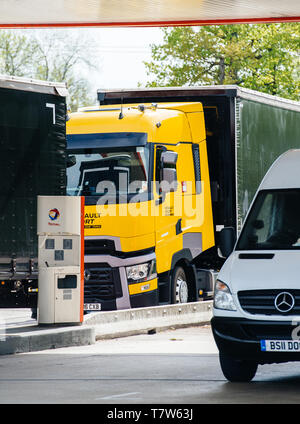 Nizza, Frankreich - 7. Mai 2016: in der Warteschlange Renault T520 Yellow Truck der Formel 1 Sport Team im gesamten französischen Tankstelle mit dem schnellen Turbo Renault F1 Grand Prix Stockfoto