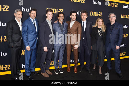 HOLLYWOOD, CA - 07. Mai: (L-R) George Clooney, Kyle Chandler, Hulu Senior Vice President der Originale Craig Erwich, Grant Heslov, Christopher Abbott, Richard Brown, Ellen Kuras, und Luke Davis an der US-amerikanischen Premiere von Hulu 'Catch-22' in TCL Chinese Theatre am Mai 07, 2019 in Hollywood, Kalifornien. Stockfoto