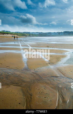 Schmierspuren auf den Fistral Beach bei Ebbe in Newquay in Cornwall. Stockfoto