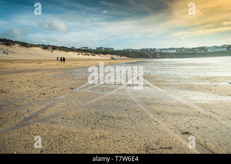 Reifen Spuren im Sand bei geringer Fahrt auf den Fistral Beach in Newquay in Cornwall. Stockfoto