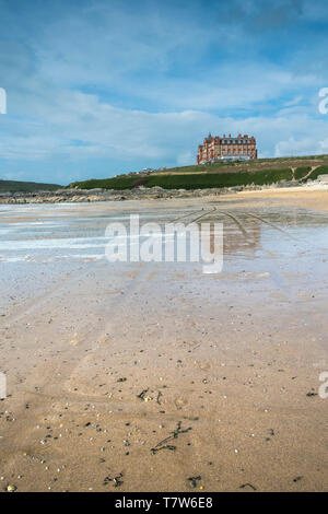 Die landspitze Hotel mit Blick auf den Fistral Beach in Newquay in Cornwall. Stockfoto