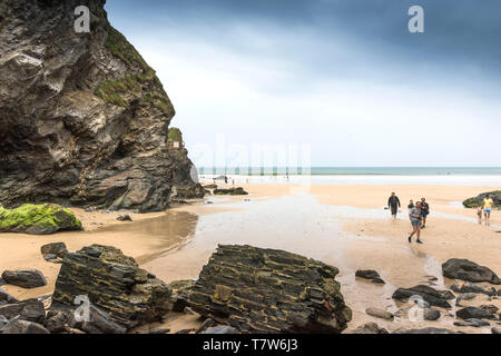 Eine kleine Bucht Öffnung zum Great Western Strand bei Ebbe in Newquay in Cornwall. Stockfoto