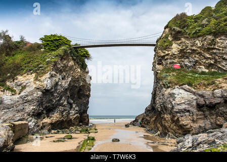 Die fußgängerbrücke zwischen dem Festland und der Insel auf den Towan Strand in Newquay in Cornwall. Stockfoto