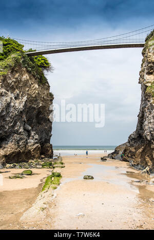 Die fußgängerbrücke zwischen dem Festland und der Insel auf den Towan Strand in Newquay in Cornwall. Stockfoto