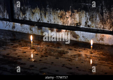 Brennende Kerzen in der orthodoxen Kirche. Östlich-orthodoxen Tradition. Stockfoto