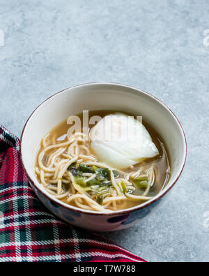 Hausgemachte japanische Ramen Nudeln mit pochierten Eiern. Traditionelle biologische Lebensmittel. Stockfoto