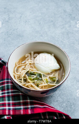 Hausgemachte japanische Ramen Nudeln mit pochierten Eiern. Traditionelle biologische Lebensmittel. Stockfoto