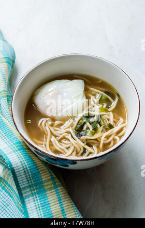 Hausgemachte japanische Ramen Nudeln mit pochierten Eiern. Traditionelle biologische Lebensmittel. Stockfoto