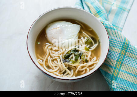 Hausgemachte japanische Ramen Nudeln mit pochierten Eiern. Traditionelle biologische Lebensmittel. Stockfoto