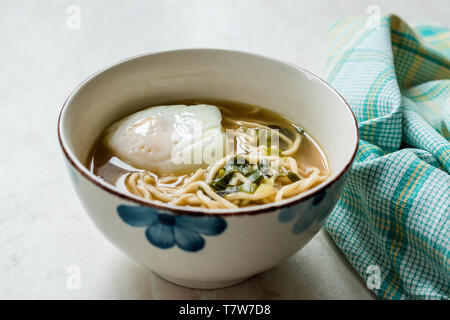 Hausgemachte japanische Ramen Nudeln mit pochierten Eiern. Traditionelle biologische Lebensmittel. Stockfoto