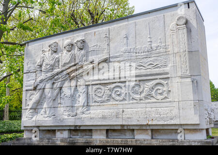 Steinernen Sarkophag mit der Darstellung eines militärischen Szene am Sowjetischen Ehrenmal (Sowjetisches Ehrenmal), Berlin Treptow, Deutschland Stockfoto