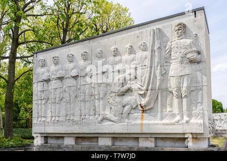 Steinernen Sarkophag mit der Darstellung eines militärischen Szene am Sowjetischen Ehrenmal (Sowjetisches Ehrenmal), Berlin Treptow, Deutschland Stockfoto