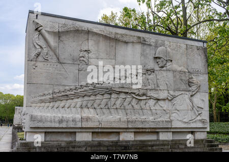 Steinsarkophag mit einer sowjetischen Militärszene am Sowjetischen Ehrenmal, Berlin Treptow, Deutschland Stockfoto
