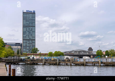 Blick über die Spree im Treptower Park, den Allianz Turm links und die Elsenbrücke rechts 2019, Bezirk Berlin Treptow, Deutschland Stockfoto