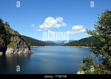 Landschaft der Vidraru See (Lacul Vidraru). Blick von vidraru Damm in Fagaras Gebirge. Transfagarasan Straße, Rumänien. Stockfoto