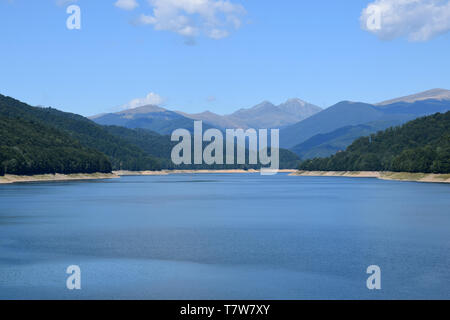 Landschaft der Vidraru See (Lacul Vidraru). Blick von vidraru Damm in Fagaras Gebirge. Transfagarasan Straße, Rumänien. Stockfoto