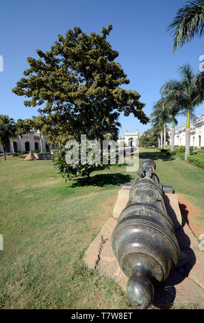 Cannon im Garten des Chowmahalla Palast in Hyderabad, Indien. Stockfoto