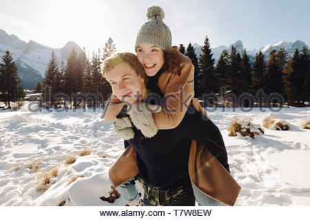 Happy teenage Paar im Schnee Netzwerk zugreift.
