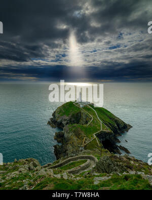 Holyhead, Großbritannien - 2. Mai 2019: South Stack Leuchtturm auf der westlichen Spitze von Anglesey. Stockfoto
