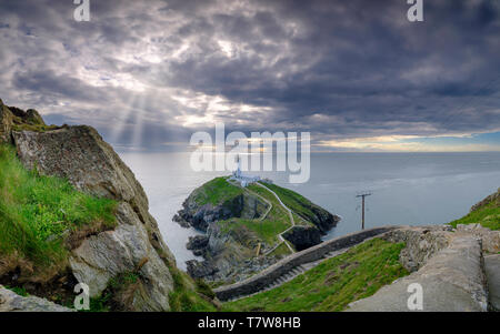 Holyhead, Großbritannien - 2. Mai 2019: South Stack Leuchtturm auf der westlichen Spitze von Anglesey. Stockfoto