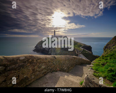 Holyhead, Großbritannien - 2. Mai 2019: South Stack Leuchtturm auf der westlichen Spitze von Anglesey. Stockfoto