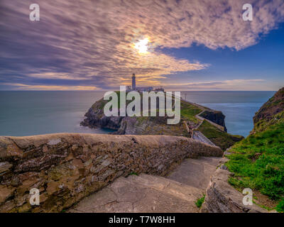 Holyhead, Großbritannien - 2. Mai 2019: South Stack Leuchtturm auf der westlichen Spitze von Anglesey. Stockfoto