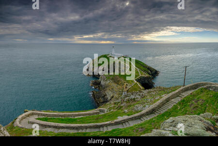 Holyhead, Großbritannien - 2. Mai 2019: South Stack Leuchtturm auf der westlichen Spitze von Anglesey. Stockfoto