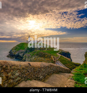 Holyhead, Großbritannien - 2. Mai 2019: South Stack Leuchtturm auf der westlichen Spitze von Anglesey. Stockfoto