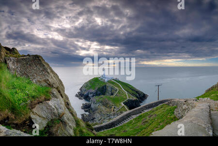 Holyhead, Großbritannien - 2. Mai 2019: South Stack Leuchtturm auf der westlichen Spitze von Anglesey. Stockfoto