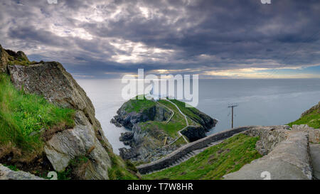 Holyhead, Großbritannien - 2. Mai 2019: South Stack Leuchtturm auf der westlichen Spitze von Anglesey. Stockfoto