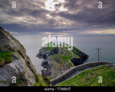 Holyhead, Großbritannien - 2. Mai 2019: South Stack Leuchtturm auf der westlichen Spitze von Anglesey. Stockfoto