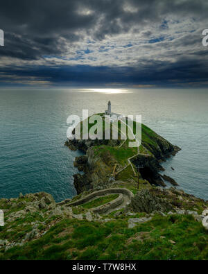 Holyhead, Großbritannien - 2. Mai 2019: South Stack Leuchtturm auf der westlichen Spitze von Anglesey. Stockfoto