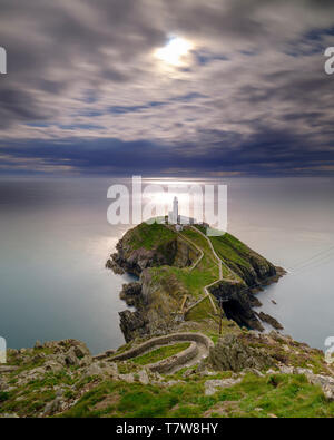 Holyhead, Großbritannien - 2. Mai 2019: South Stack Leuchtturm auf der westlichen Spitze von Anglesey. Stockfoto