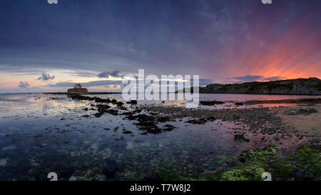 Porth Cwyfan, Großbritannien - 3. Mai 2019: "Die Kirche im Meer' (eglwys Bach y Mor) an Anschluss Cwyfan. Stockfoto