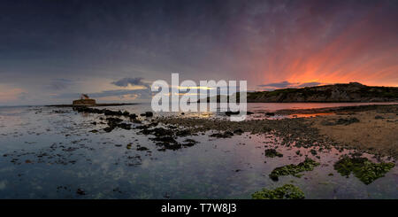 Porth Cwyfan, Großbritannien - 3. Mai 2019: "Die Kirche im Meer' (eglwys Bach y Mor) an Anschluss Cwyfan. Stockfoto