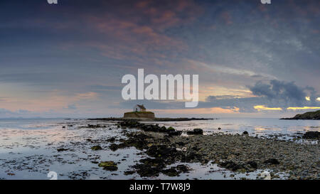 Porth Cwyfan, Großbritannien - 3. Mai 2019: "Die Kirche im Meer' (eglwys Bach y Mor) an Anschluss Cwyfan. Stockfoto