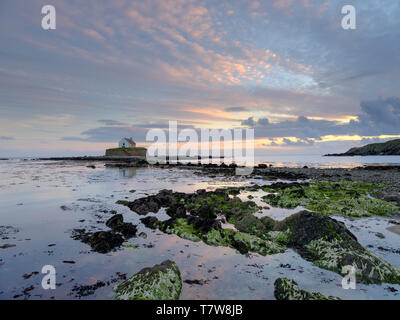 Porth Cwyfan, Großbritannien - 3. Mai 2019: "Die Kirche im Meer' (eglwys Bach y Mor) an Anschluss Cwyfan. Stockfoto