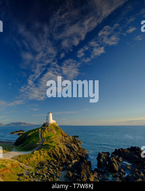 Llanddwyn, Wales - Mai 1, 2019: Twr Mar Leuchtturm auf llanddwyn Insel Anglesey, Wales UK Stockfoto