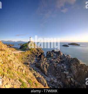 Llanddwyn, Wales - Mai 1, 2019: Twr Mar Leuchtturm auf llanddwyn Insel Anglesey, Wales UK Stockfoto