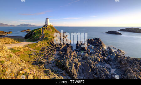 Llanddwyn, Wales - Mai 1, 2019: Twr Mar Leuchtturm auf llanddwyn Insel Anglesey, Wales UK Stockfoto