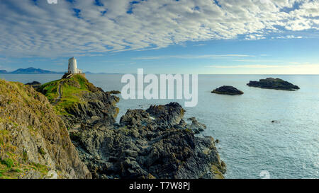 Llanddwyn, Wales - Mai 1, 2019: Twr Mar Leuchtturm auf llanddwyn Insel Anglesey, Wales UK Stockfoto