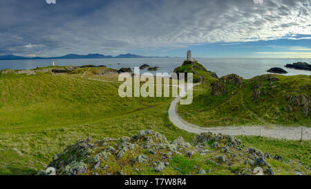 Llanddwyn, Wales - Mai 1, 2019: Twr Mar Leuchtturm auf llanddwyn Insel Anglesey, Wales UK Stockfoto