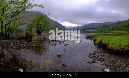 Llyn Gwynant, Wales - Mai 1, 2019: Stille Wasser und Reflexionen in Richtung Pen-Y-Llyn Gwynant weitergeben, Snowdonia National Park, Wales. Stockfoto