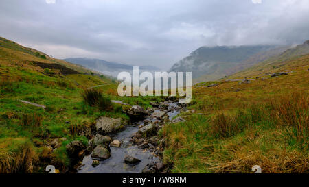 Nant Gwynant, Wales - Mai 1, 2019: Der Blick Richtung Snowdon von der A 498 Sicht dem Aufstieg zu Pen-Y-Pass, Wales Stockfoto