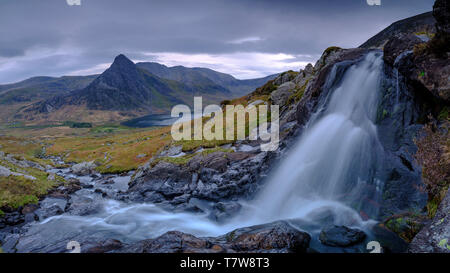 Llyn Ogwen, Wales - April 30, 2019: Tryfan im Frühjahr abends licht aus in der Nähe von Ffynnon Lloer, Wales, Großbritannien Stockfoto