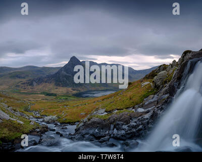 Llyn Ogwen, Wales - April 30, 2019: Tryfan im Frühjahr abends licht aus in der Nähe von Ffynnon Lloer, Wales, Großbritannien Stockfoto