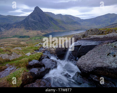 Llyn Ogwen, Wales - April 30, 2019: Tryfan im Frühjahr abends licht aus in der Nähe von Ffynnon Lloer, Wales, Großbritannien Stockfoto